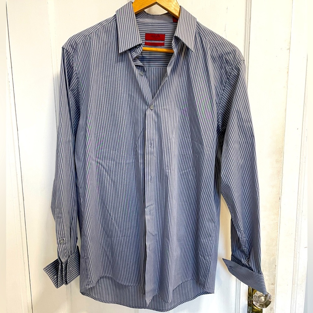 Alfani Fitted men’s button down dress shirt. Blue/gray stripes, size 15.5x33 M.